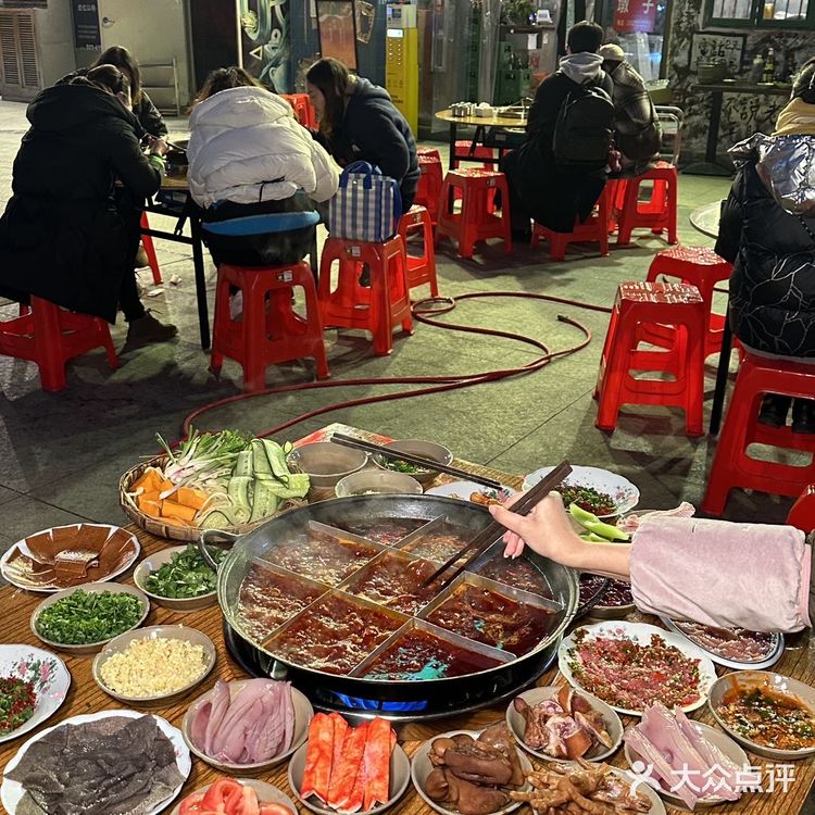 这才是重庆本地人真正喜欢吃的社区老火锅！