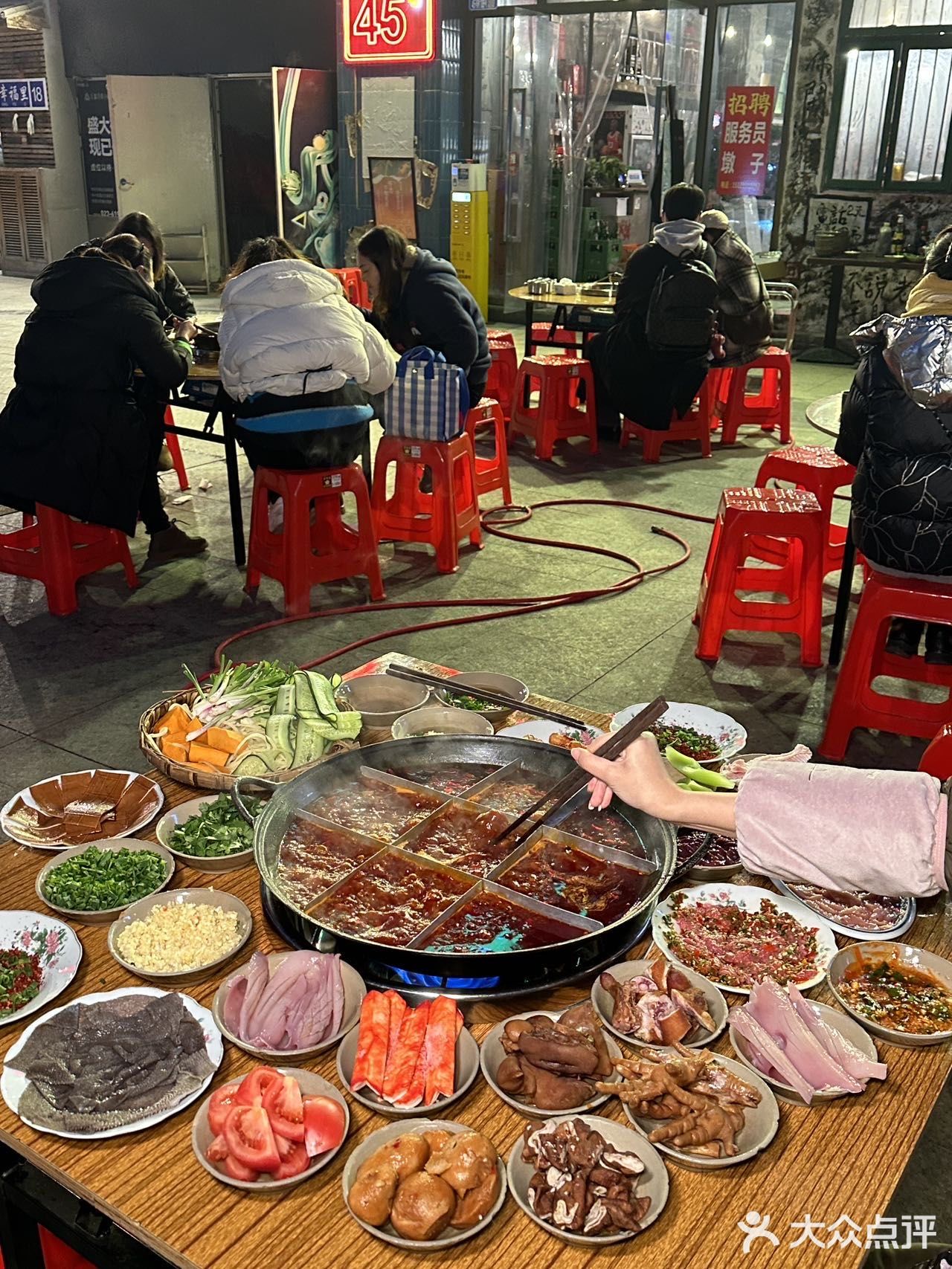 这才是重庆本地人真正喜欢吃的社区老火锅！