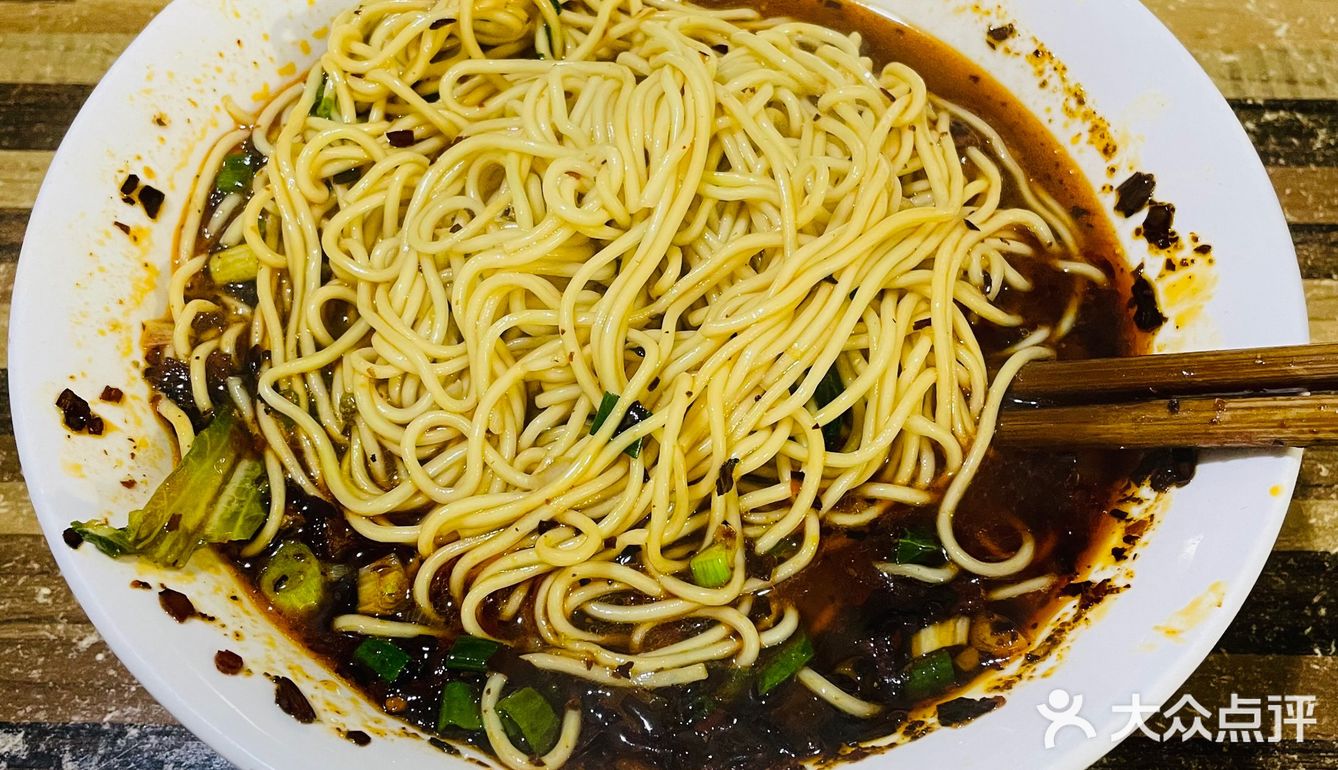 夫妻俩在这里做面多年，食客大多是附近的街坊邻居