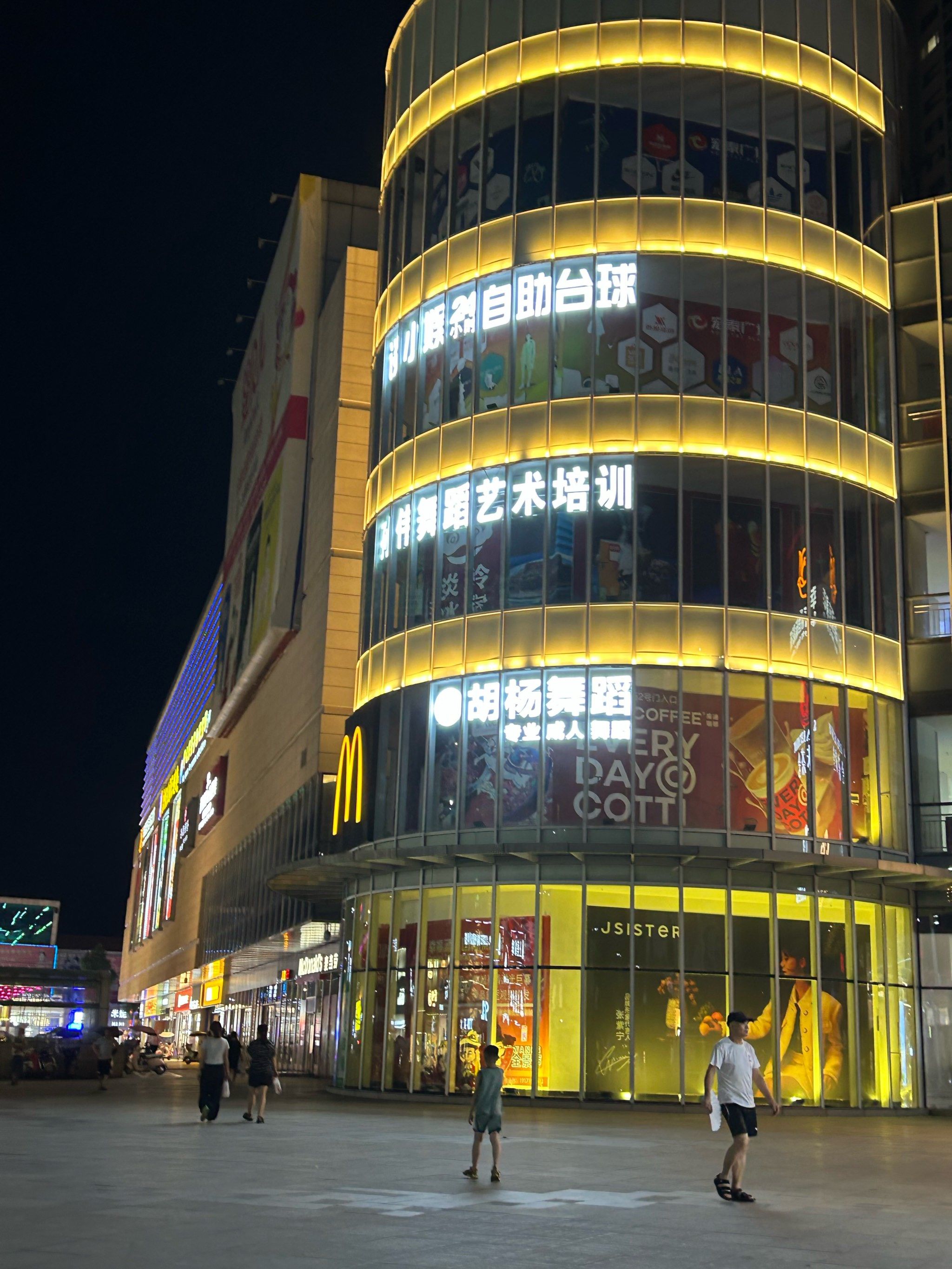 监利的宏泰广场摇身一变成时代广场了