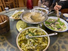 酸菜糍粑汤-石磨豆花家常菜·牦牛排土火锅