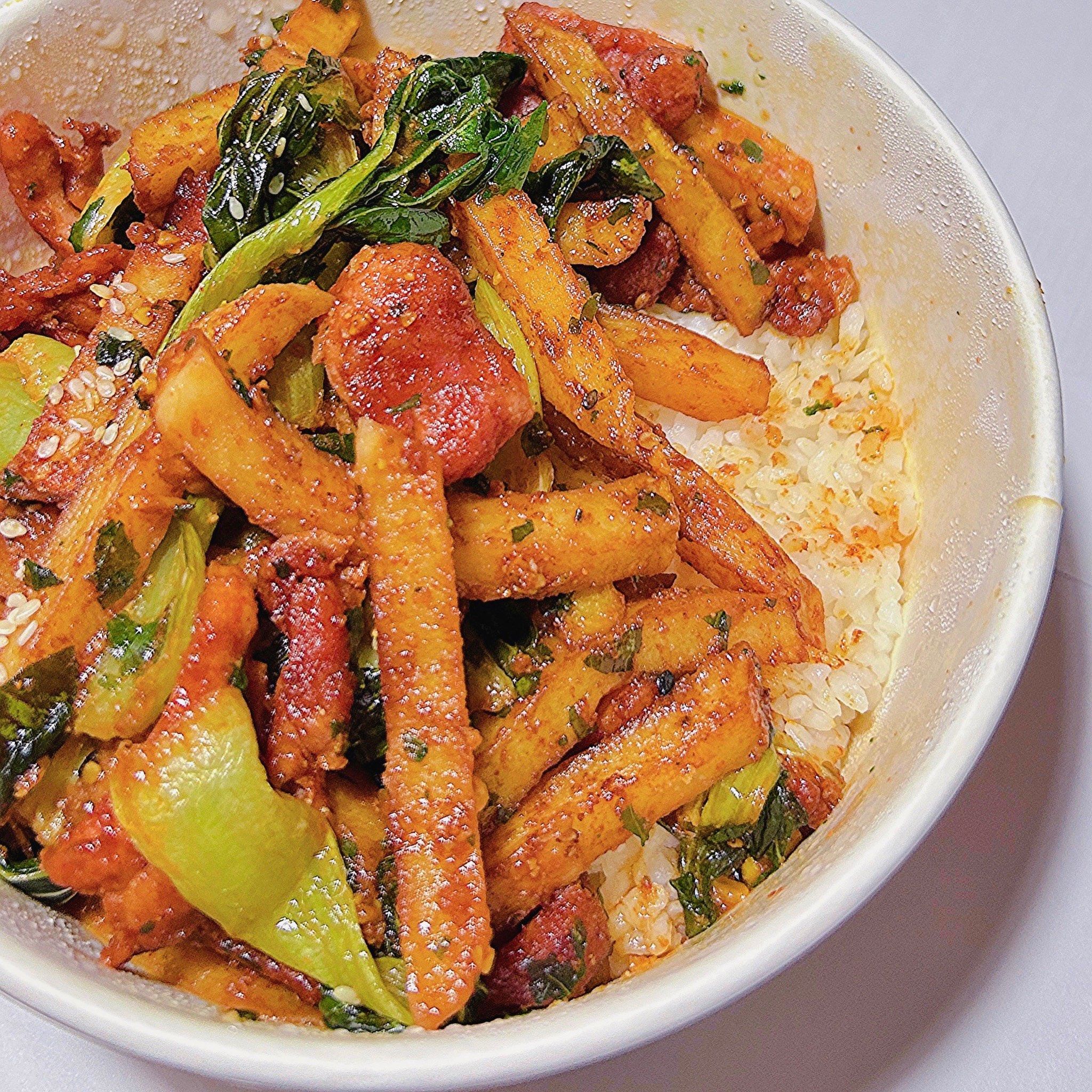 印象中外卖焖饭属于口味偏重的一类
🍐干锅土豆鸡肉焖饭:酱香入味