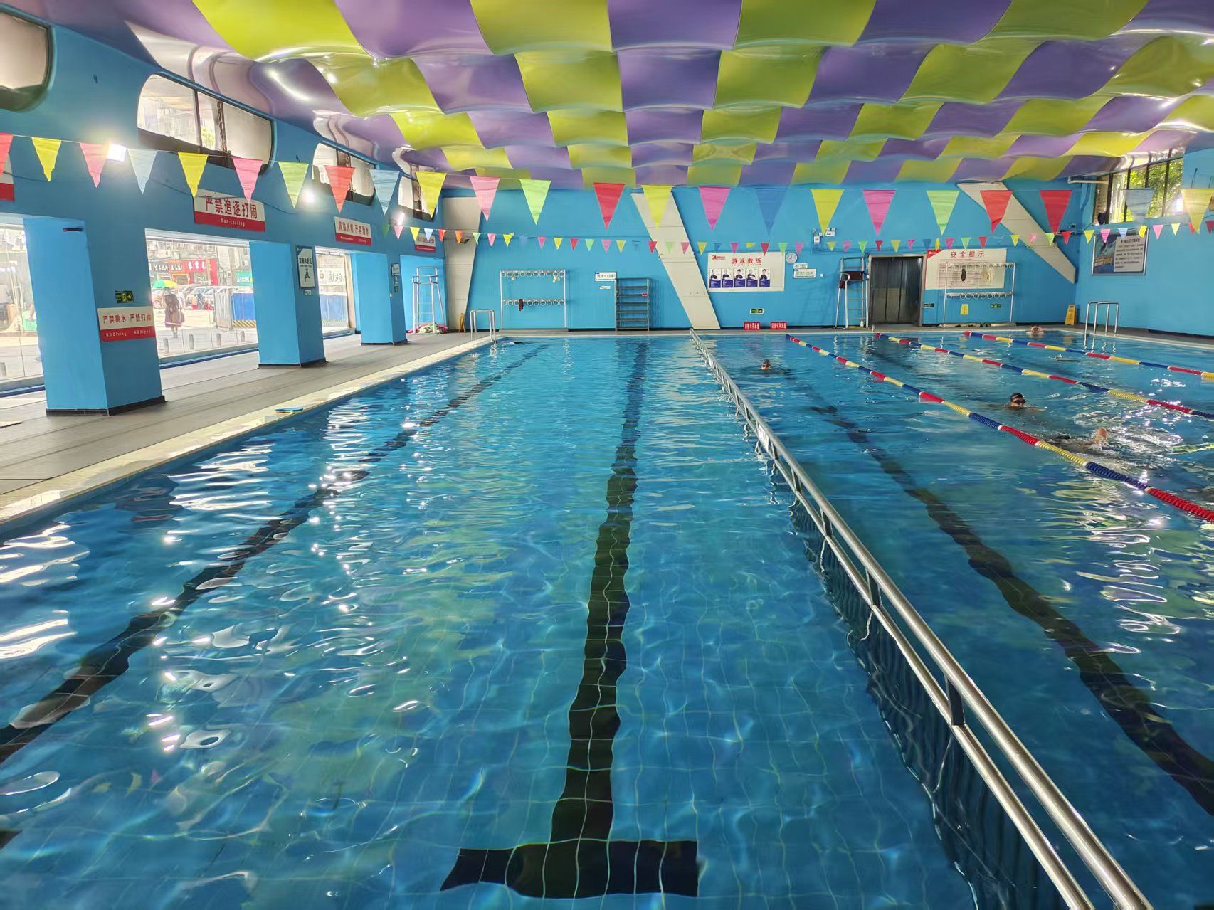 这家泳池水质超干净,环境优