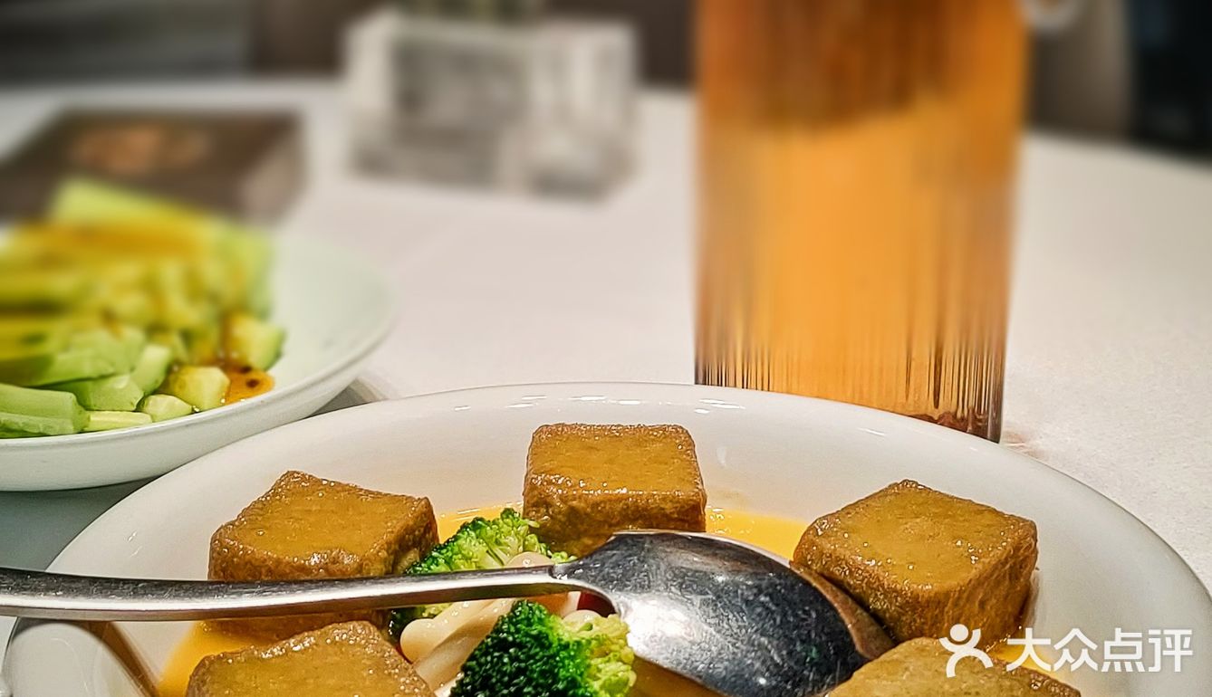 经典的薄如蝉翼的脆皮烤鸡，让人一口入魂