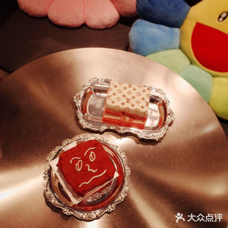 这家咖啡馆居然还是个潮流集合店?!