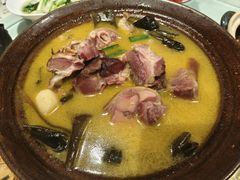 -帅巴人舅母子腊蹄民俗村