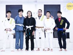 -菠萝格斗巴西柔术训练馆