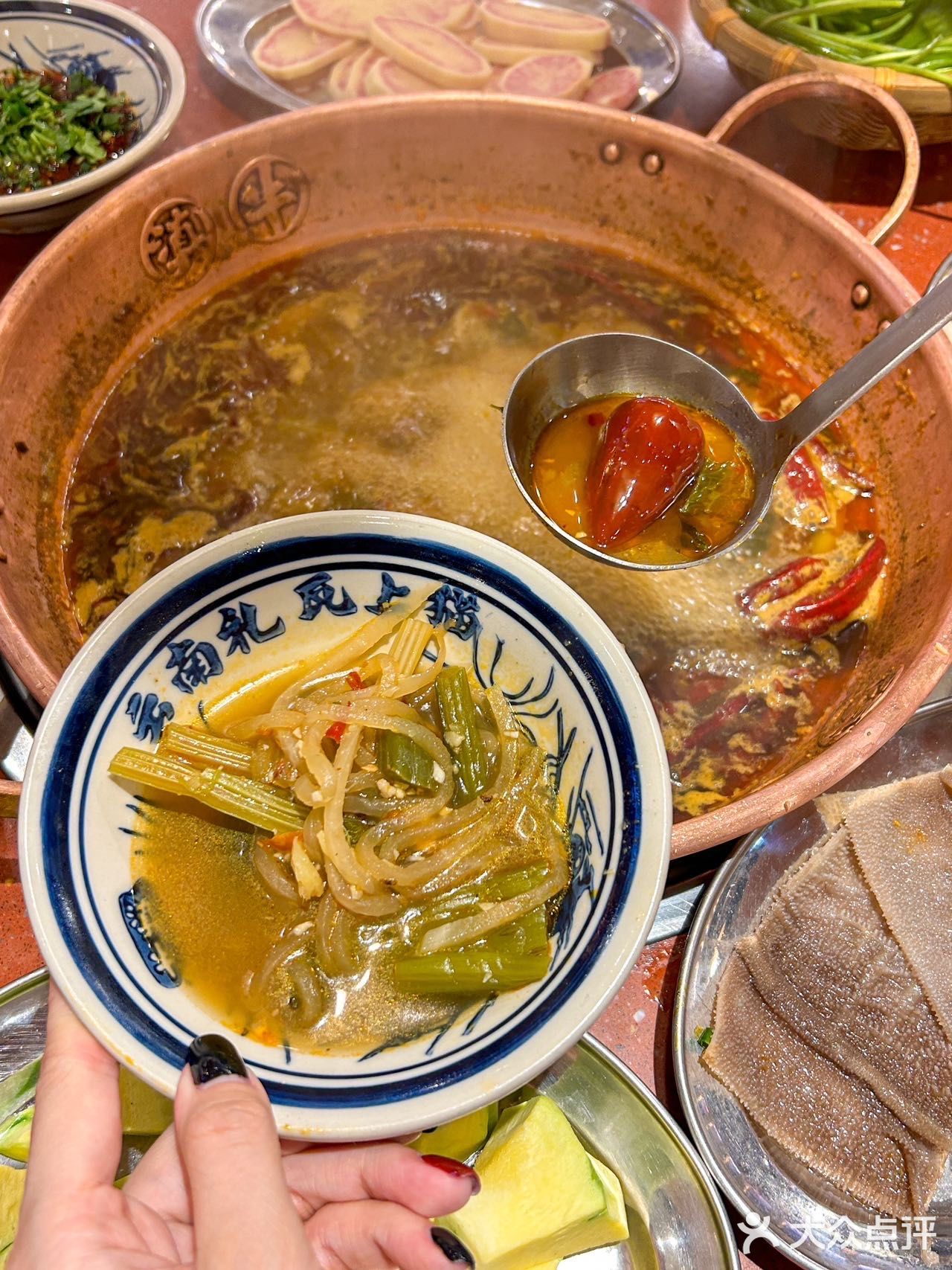 是从曲靖富源空运过来的酸萝卜丝，还有新平酸菜发酵而来