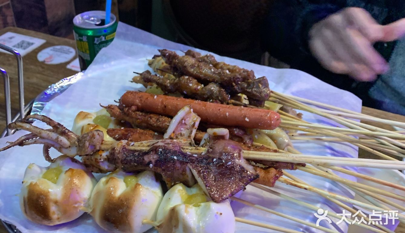 家旁边的烧烤店好多 但是冬天的烧烤店好像没有夏天那么