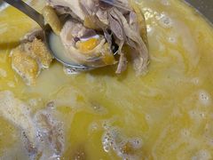 浓汤原只花胶鸡煲-鲜入围煮花胶鸡海鲜火锅