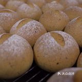 像躺进胖乎乎面包中间被密不透风的香气整个包裹