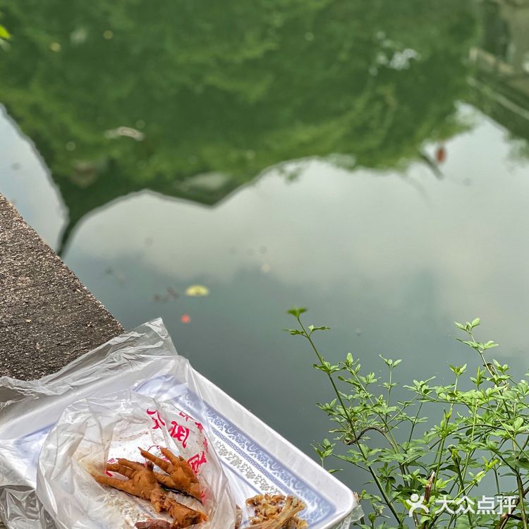 / 苏州 / 苏香记 / 坐在湖边吃卤味