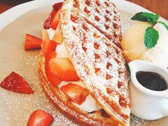 草莓松饼-ROAST coffee & eatery
