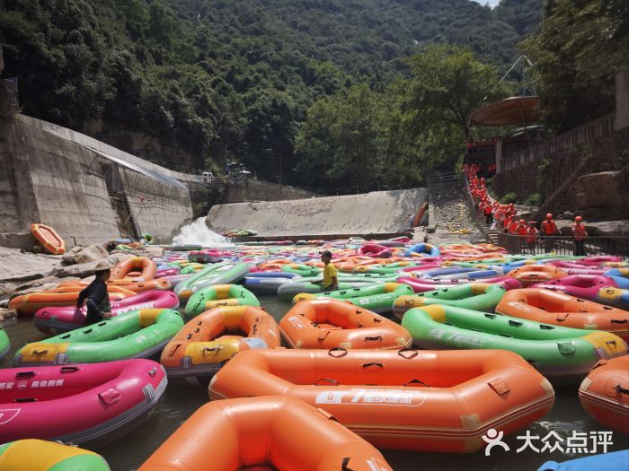 雅鲁激流探险漂流图片