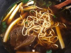 香辣牛骨汤面-贡梅老面馆·蟹粉面·无锡特色小吃(南长街主推店)