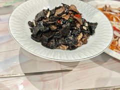 炒黑蘑菇-乡村馕坑肉·烧烤·新疆菜·本地人更爱吃(阿勒泰首店)