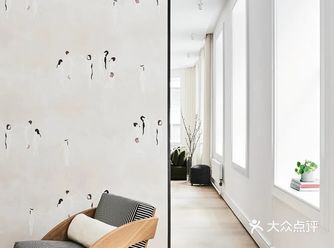采用客厅餐厅厨房一体化的设计，这样能让空间看上去更加