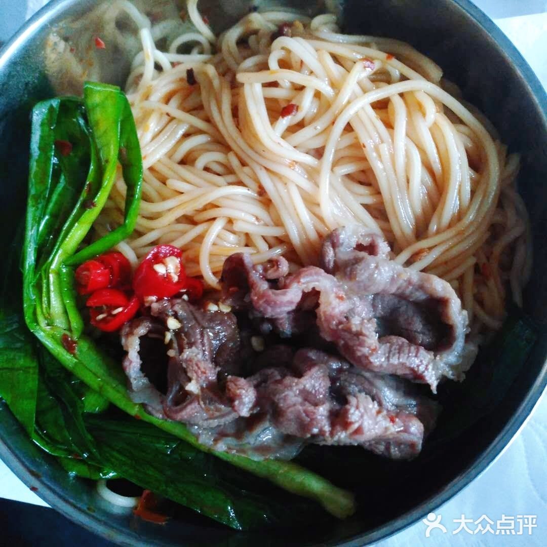 加上花椒油 酱油 放进特意购买的好看的  蘸料碟