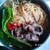 加上花椒油 酱油 放进特意购买的好看的  蘸料碟