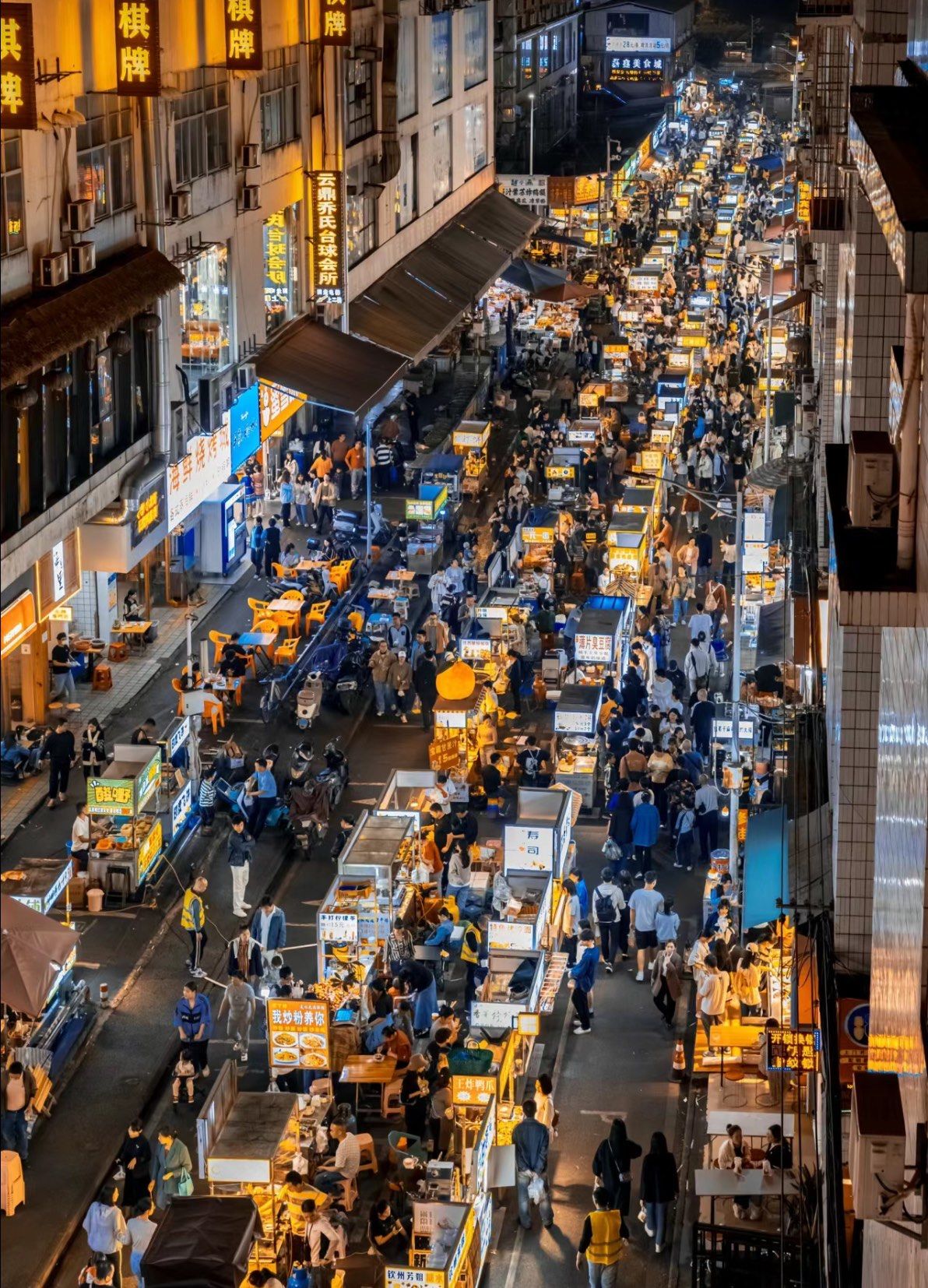 夜晚的繁华街头