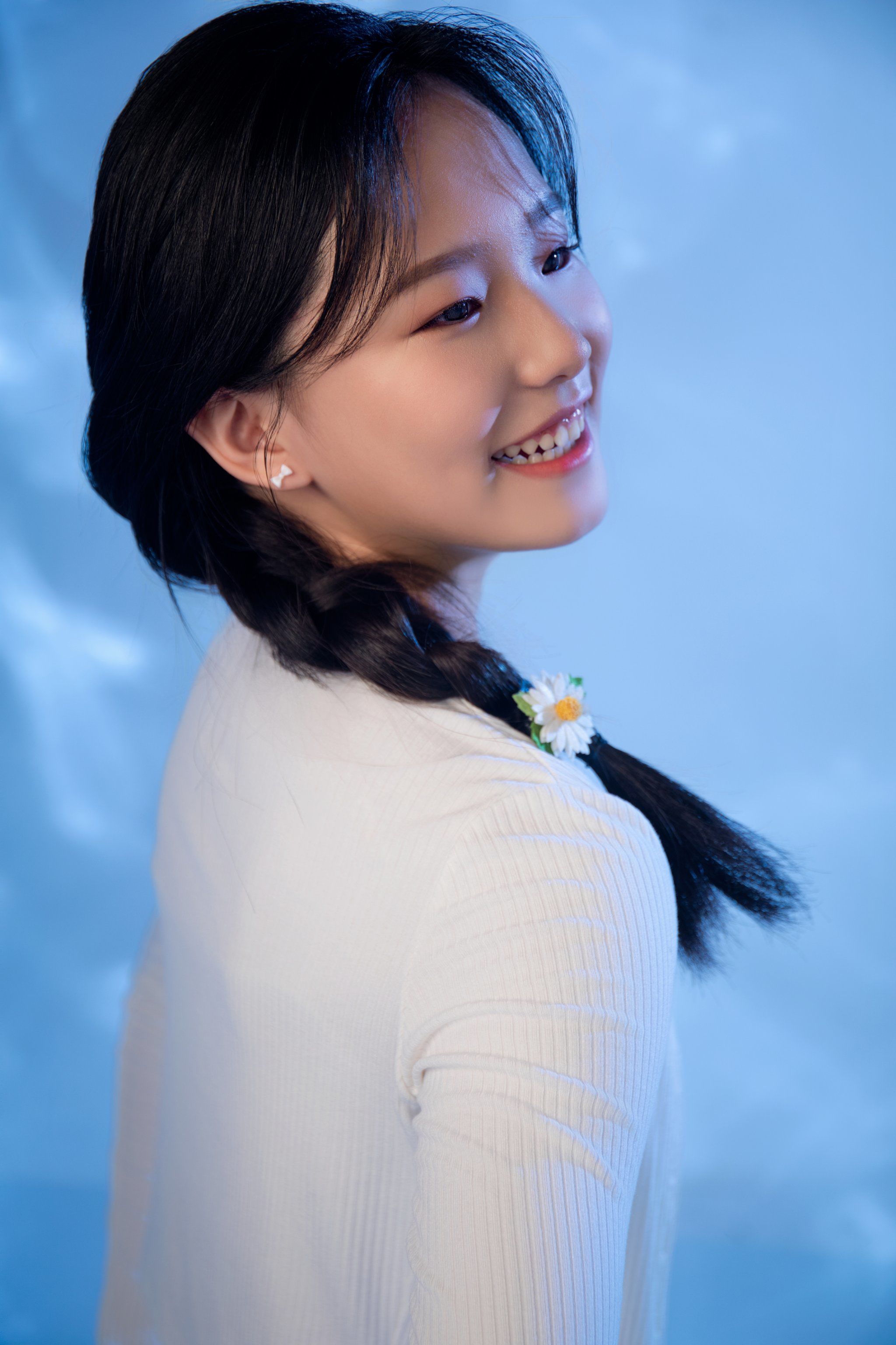 光影中的微笑女孩