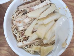 -松树干拌面店