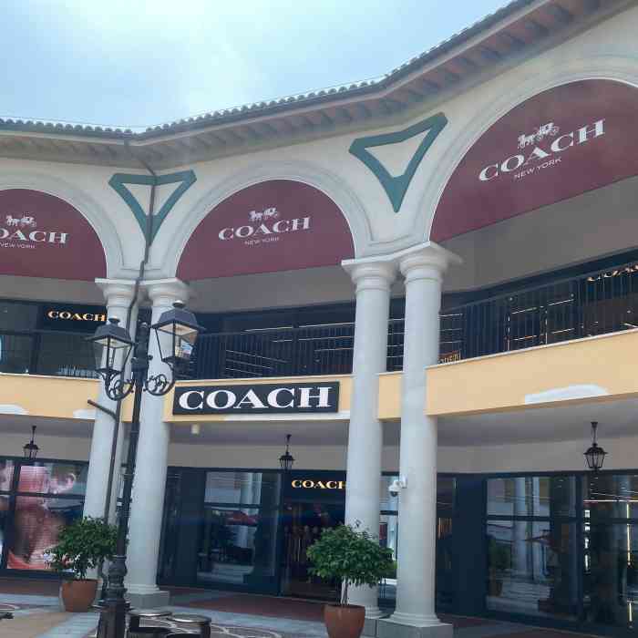 coach(佛罗伦萨小镇奥莱店)-"话说现在的coach的设计的确比以前好看.