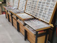 -美式眼镜·授权蔡司.依视路.尼康.豪雅.明月(人民广场店)