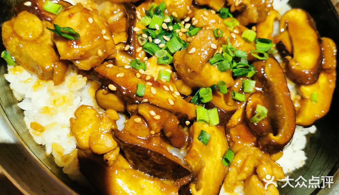 看了别人的点评，说是「照烧鸡腿饭」很好吃