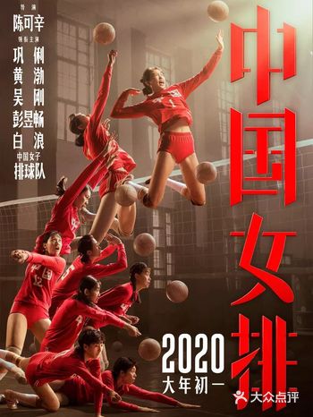 颇具年代感的蓬松烫发，经典的白色队服