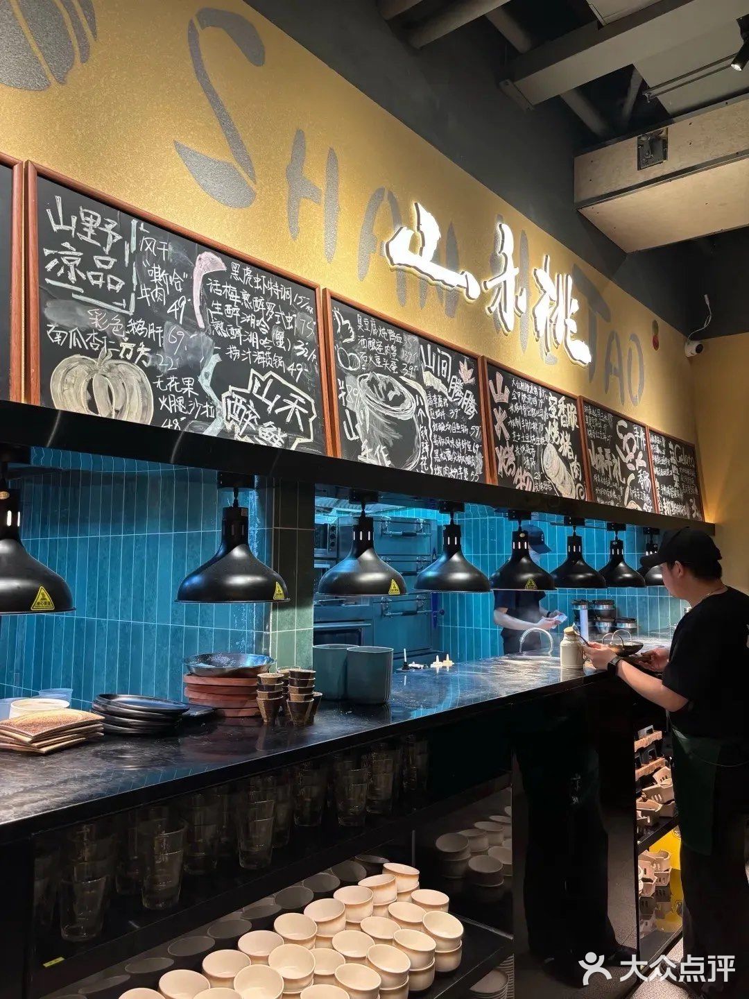 在杭州大厦吃到会冒烟的浙菜！这波摩登混搭我服