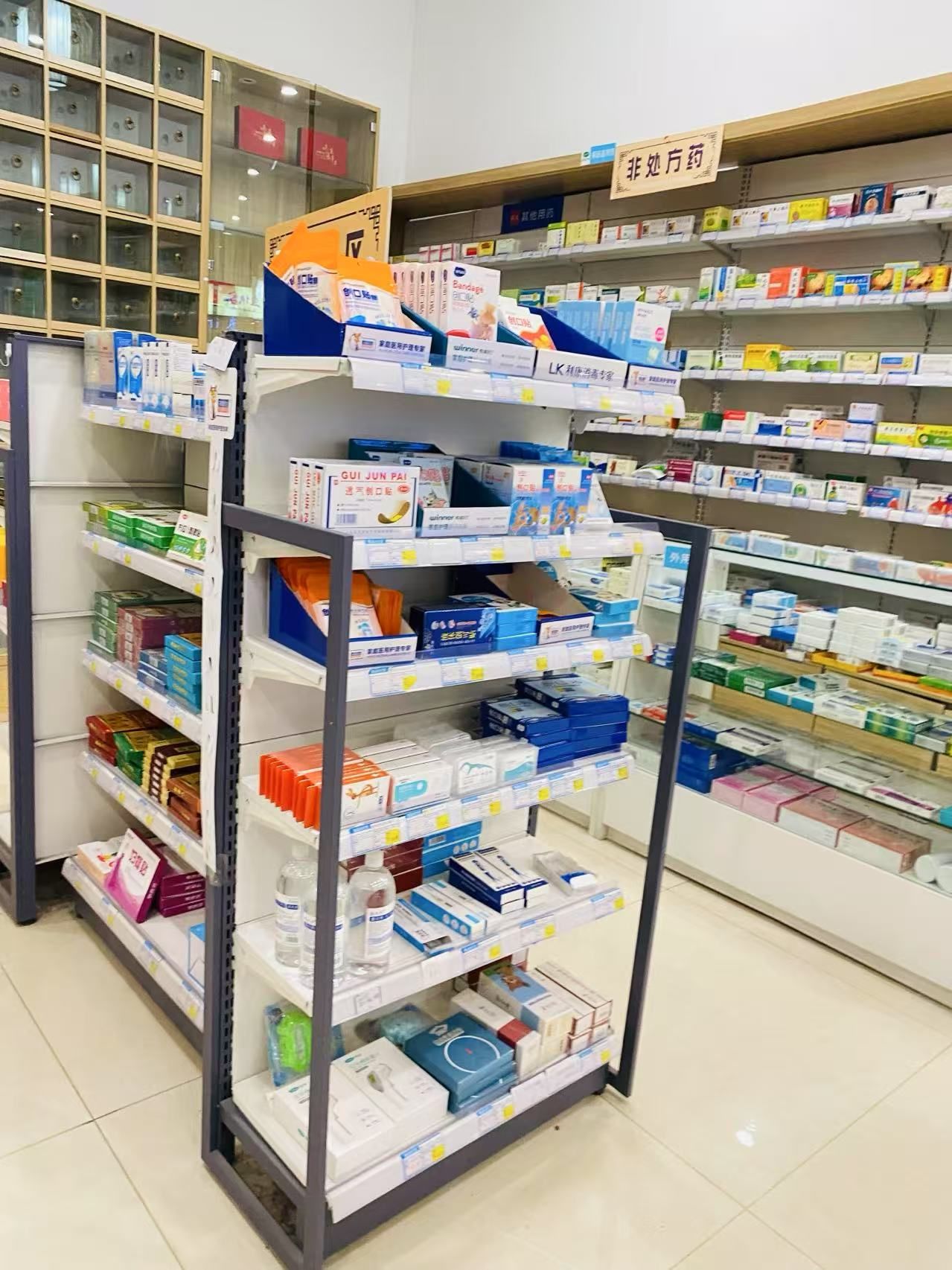 药房内部设计简约而不失高雅,明亮的灯光与柔和的色彩搭配相得益彰