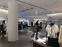 -URBAN REVIVO(高德置地广场·春广场店)