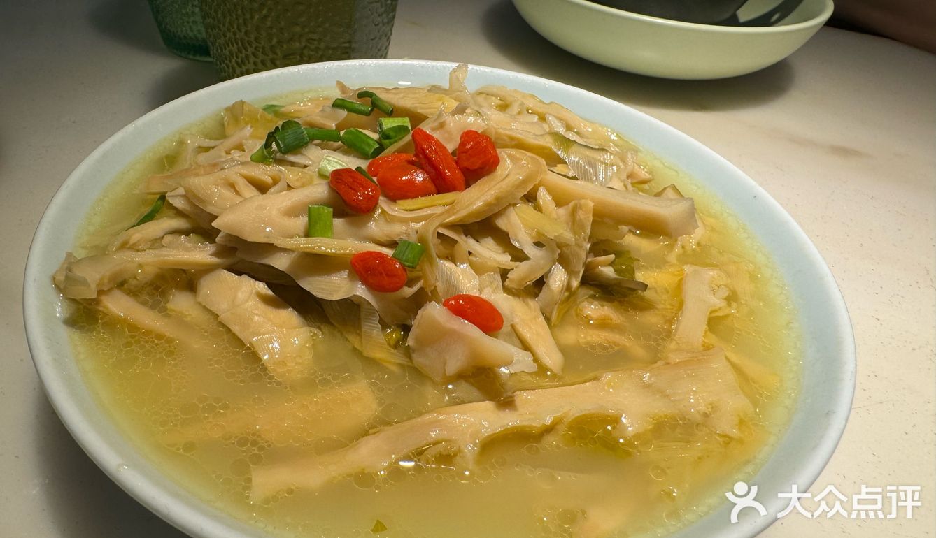 饭也比较下饭萝卜条啊什么的，那个套餐性价比很高的