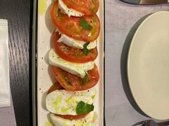水牛奶酪配西红柿片-Osteria意大利餐厅