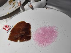 鸭皮蘸粉色砂糖-味+新京宴·烤鸭·北京菜(创意谷店)