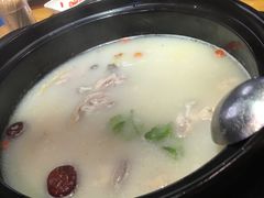 -洪氏嗨捞·广东猪肚鸡·椰子鸡火锅(西咸万象城店)