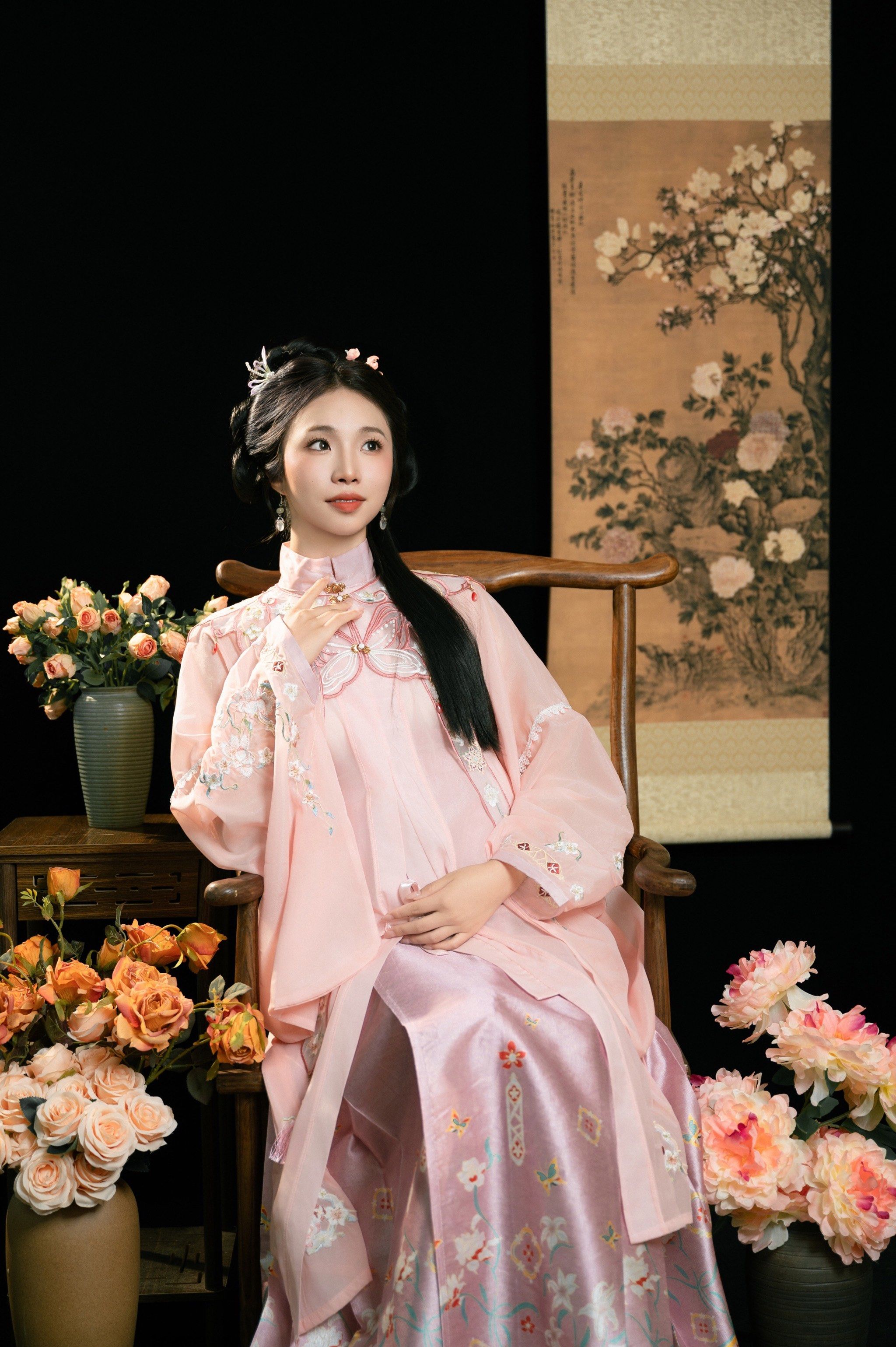 化身为古代的优雅孕妇,拍摄了一组充满古典韵味的孕妇照