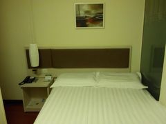 特惠大床房-莫泰酒店(上海虹桥北新泾地铁站天山路店)