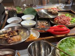 -围炉肉舍•炭烤活鳗•丹东海鲜烤肉(步行街店)