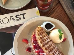 草莓松饼-ROAST coffee & eatery