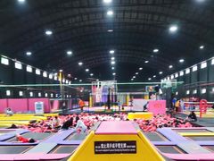 -嘿哟动霸CHUA·新潮玩运动娱乐中心·蹦床滑冰团建乐园