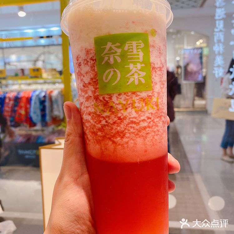 花臂小姐姐终于吃了奈雪的茶，面包和茶饮口味都喜欢❗️