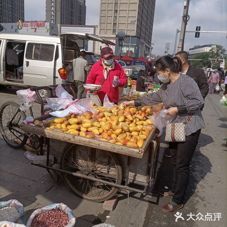 佳木斯江边大早市老八汤子面
