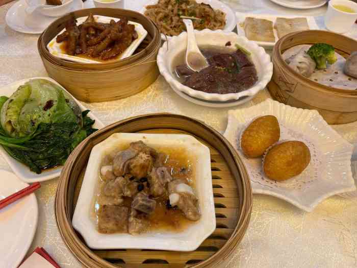 百合豪宴-"周末人比较多 环境有点吵闹 服务员服务不.