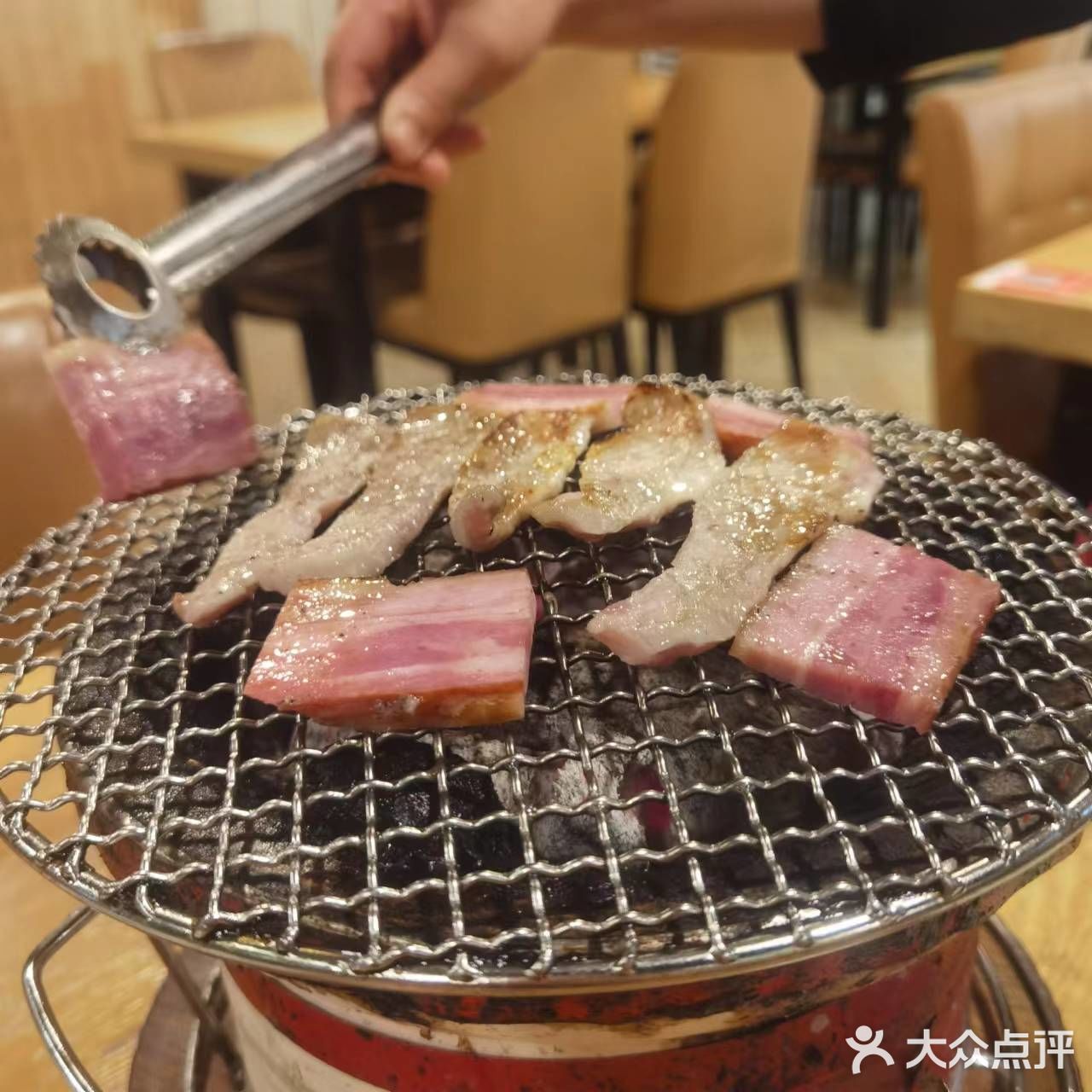 人很客气 包房是那种纯日式的榻榻米 感觉十足!