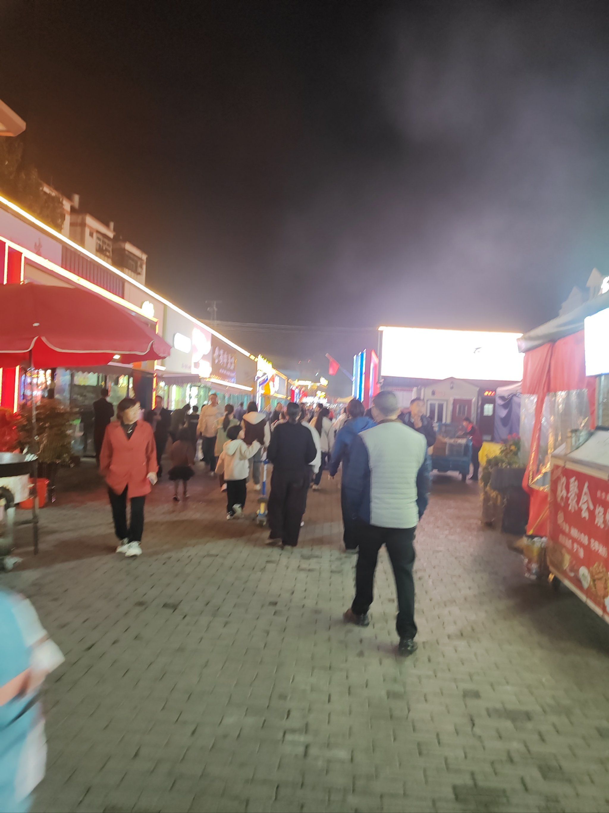 0元玩转这座城最喜欢逛夜市了,满满的人