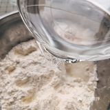 准备食材：面粉，青瓜，油辣子辣椒…