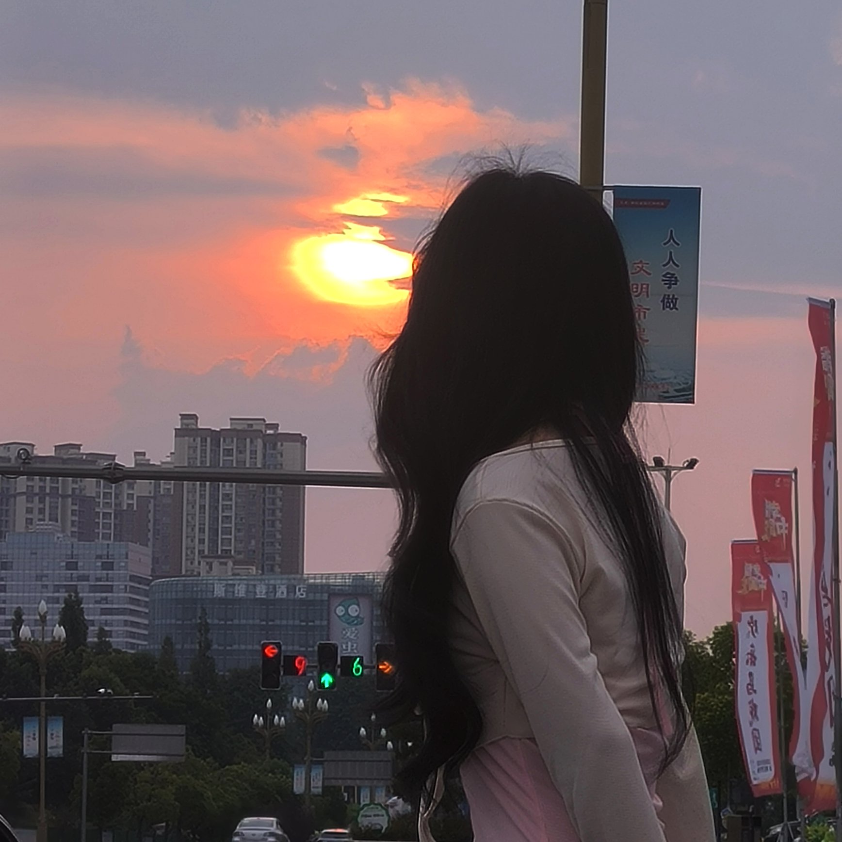 女生唯美日落背影图片 落日余晖映晚霞一抹夕阳美如画