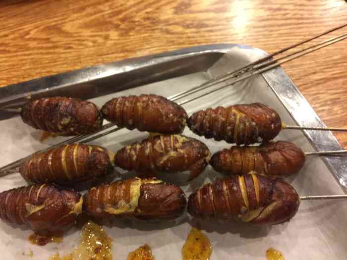 老肥烧烤-"生意很好 来的时候就空了两张小桌子～外面.